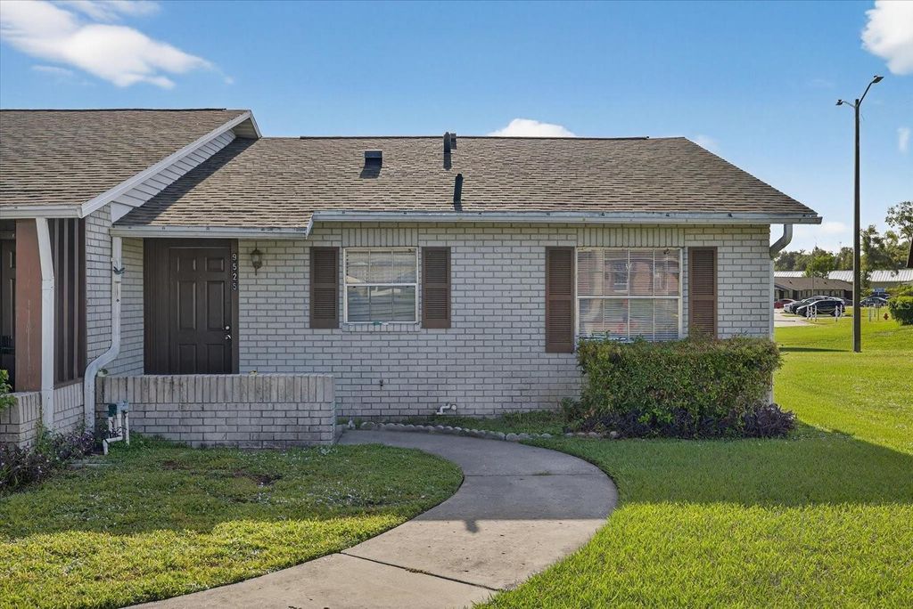 Photo of 9525 Fieldview Circle #C, Thonotosassa, FL 33592 (MLS # W7879883)