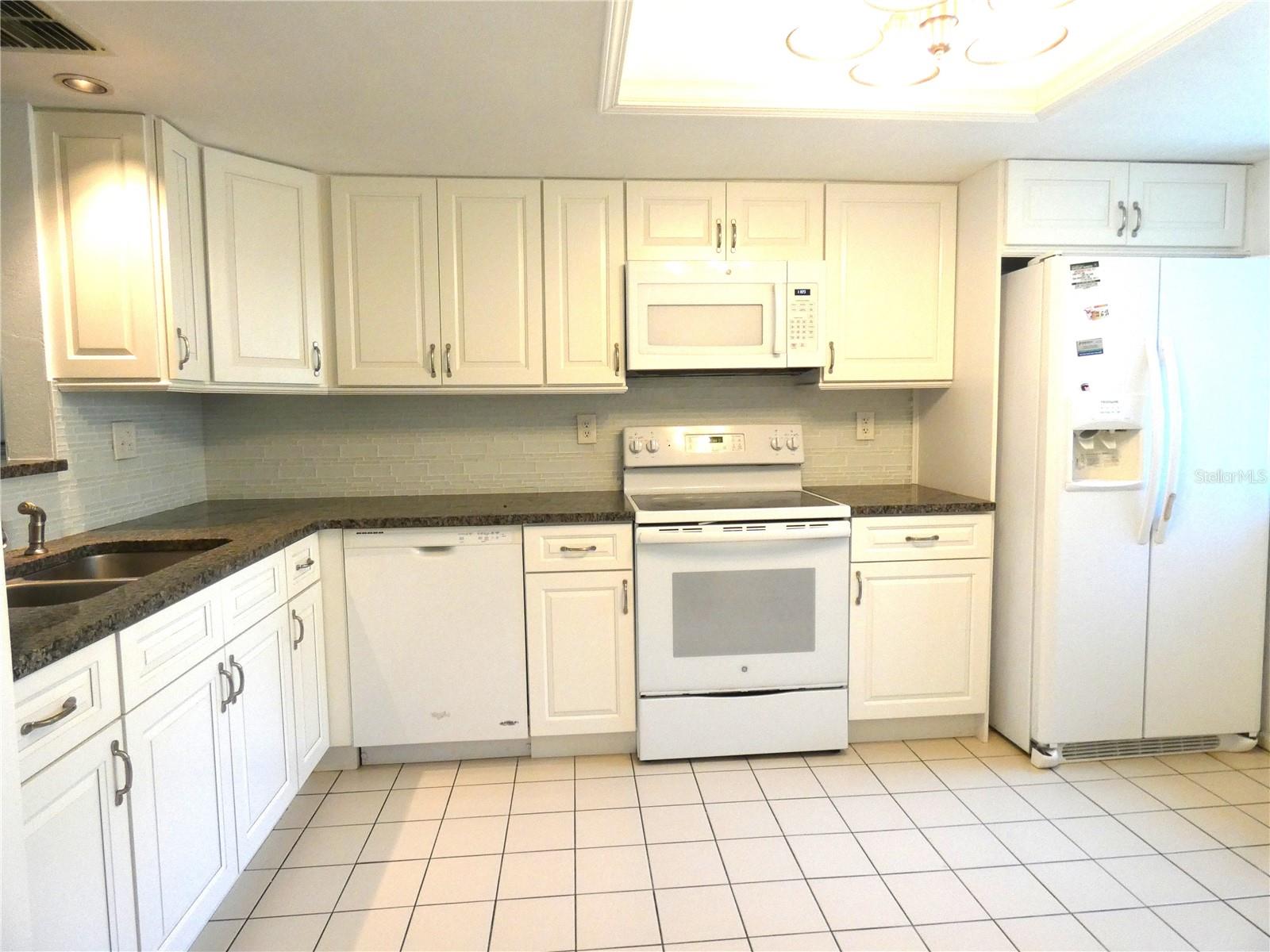 DOLLAR LAKE VILLAGE CONDO 01 - Residential
