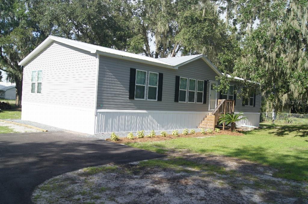 Welcome to your dream home! This brand-new 2025 manufactured home sits on just over an acre on the peaceful outskirts of Plant City, offering the perfect blend of modern living and country charm.
Step inside and enjoy an open-concept layout filled with modern finishes and upgrades. Features include:
Durable metal roof built to last for decades
Energy-efficient double-pane windows & recessed LED lighting
Central heating & cooling for year-round comfort
Drywall & 2x4 construction for a solid, traditional home feel
Electric fireplace adding warmth and charm
Spacious walk-in pantry for all your storage needs
Brand-new stainless appliances, all under manufacturer warranty
With over an acre of land, you’ll have plenty of room for outdoor living—bring your garden, add a workshop, or simply enjoy the space and privacy.
Don’t miss this opportunity to own a brand-new, warranty-backed home in a desirable Plant City location.