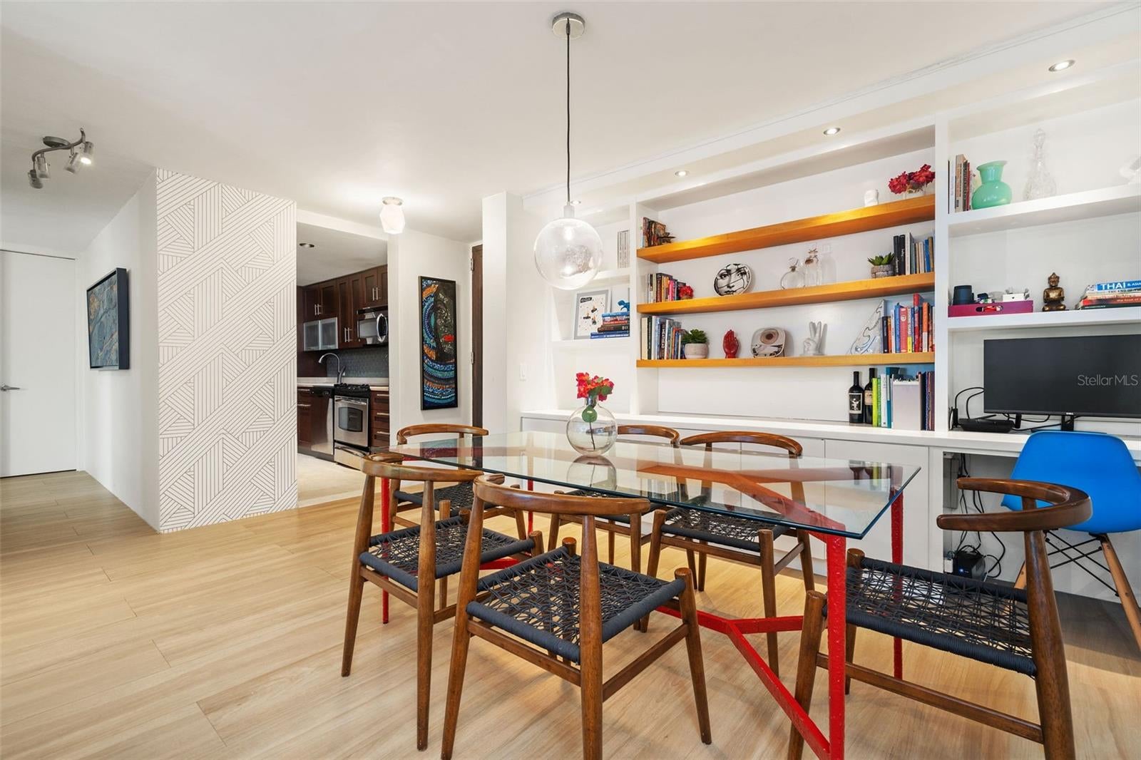 2305 LAUREL 207