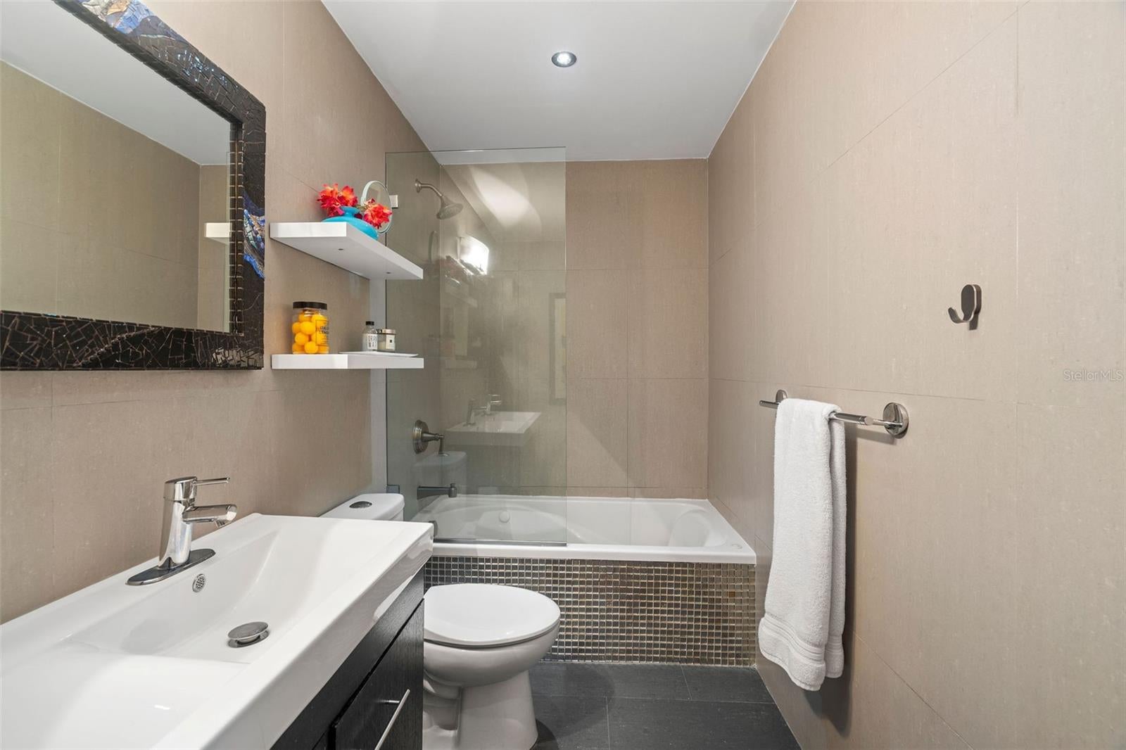 2305 LAUREL 207