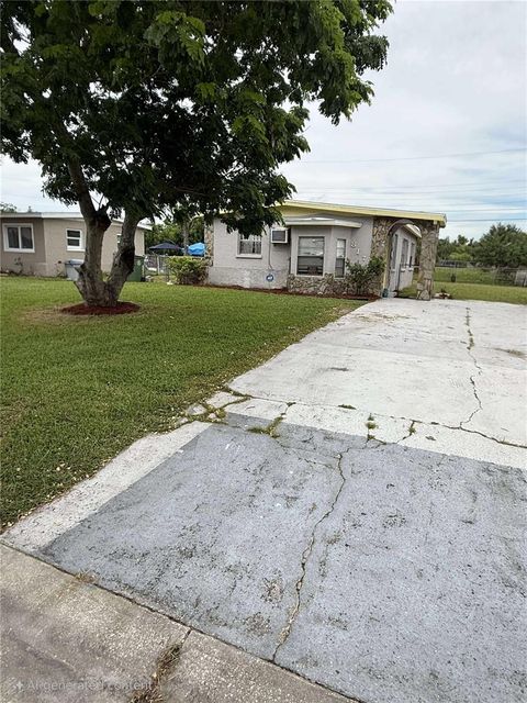 Photo of 817 29th Street E, Bradenton, FL 34208 (MLS # A4664738)