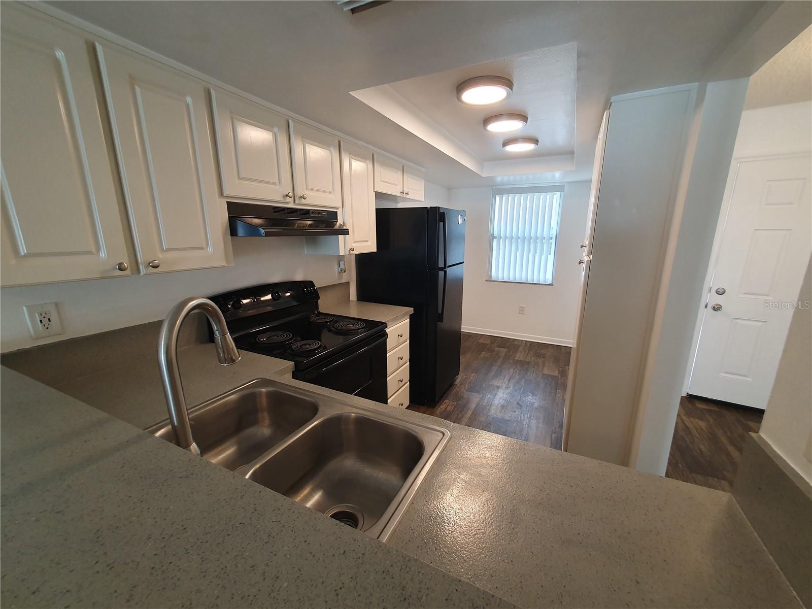 HIDDEN LAKE VILLAS - Residential Lease