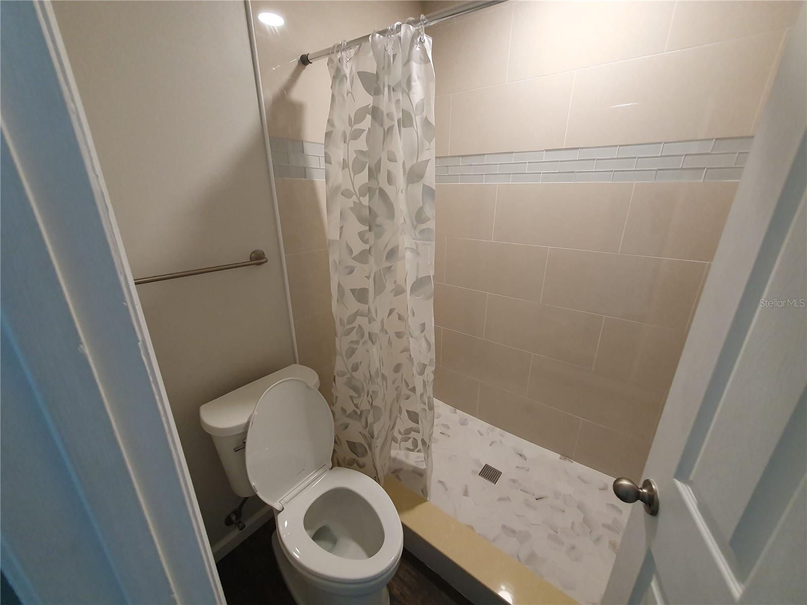 HIDDEN LAKE VILLAS - Residential Lease