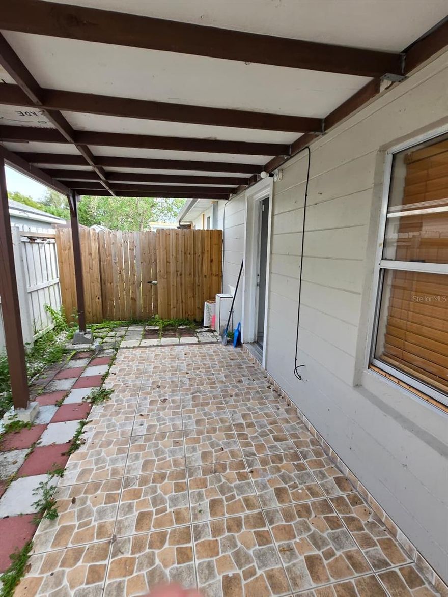 nice one bedroom garage apartment with separate living room/dinning room/kitchen combination. water and electricity included. 
close to major highway and parks.