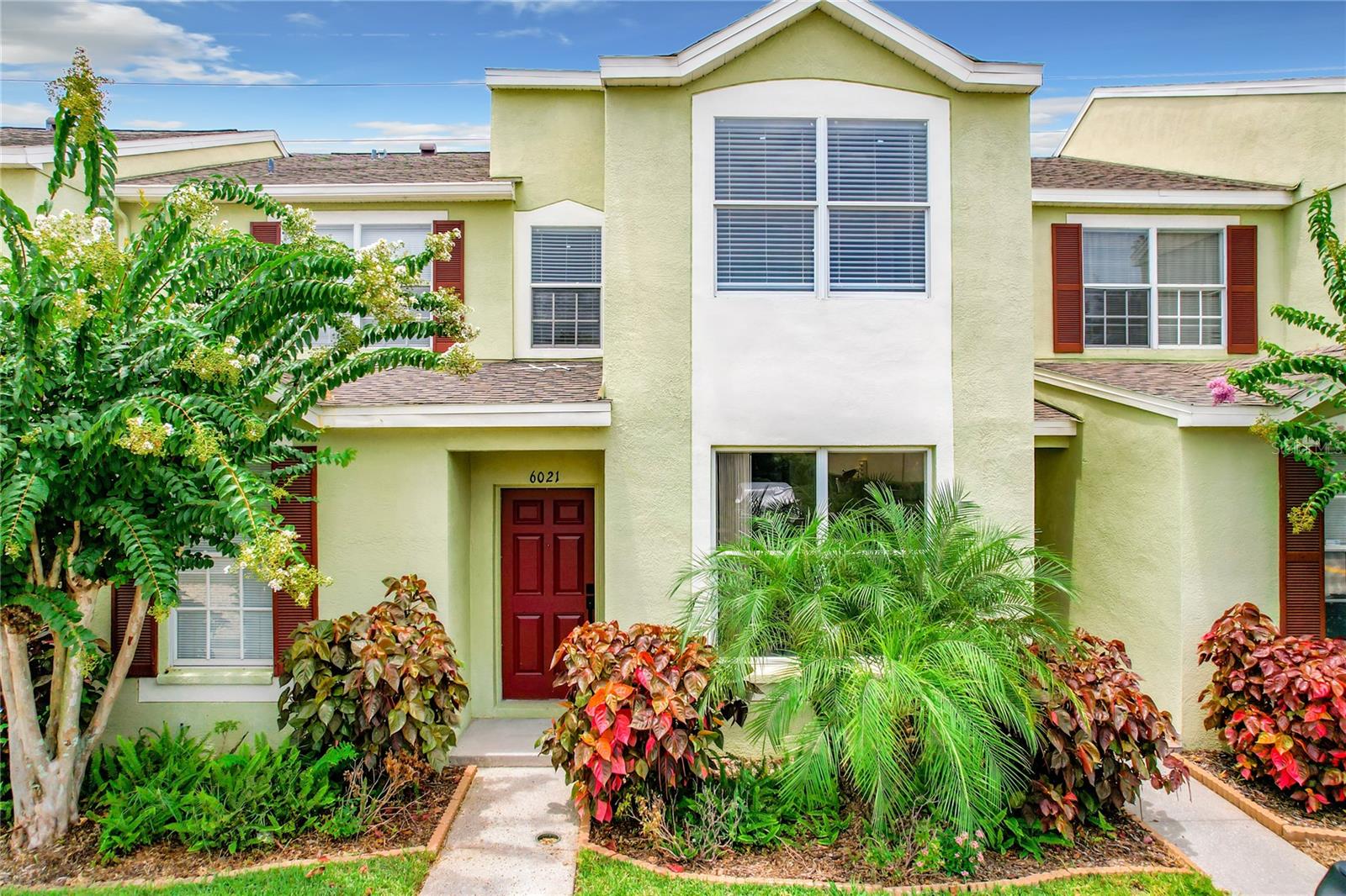 3 bedroom, 2 1/2 bath townhome available in great location! Conveniently located to shopping, restaurants, I-75 and the Selmon Expresway. Home features a spacous living area, kitchen, breakfast area and laundry on the first floor. 3 bedroom and 2 baths on the second floo. The community is gated and has a community pool. Location does not get any better!