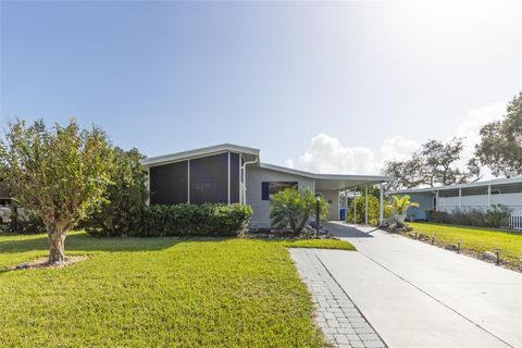 A home in TAVARES