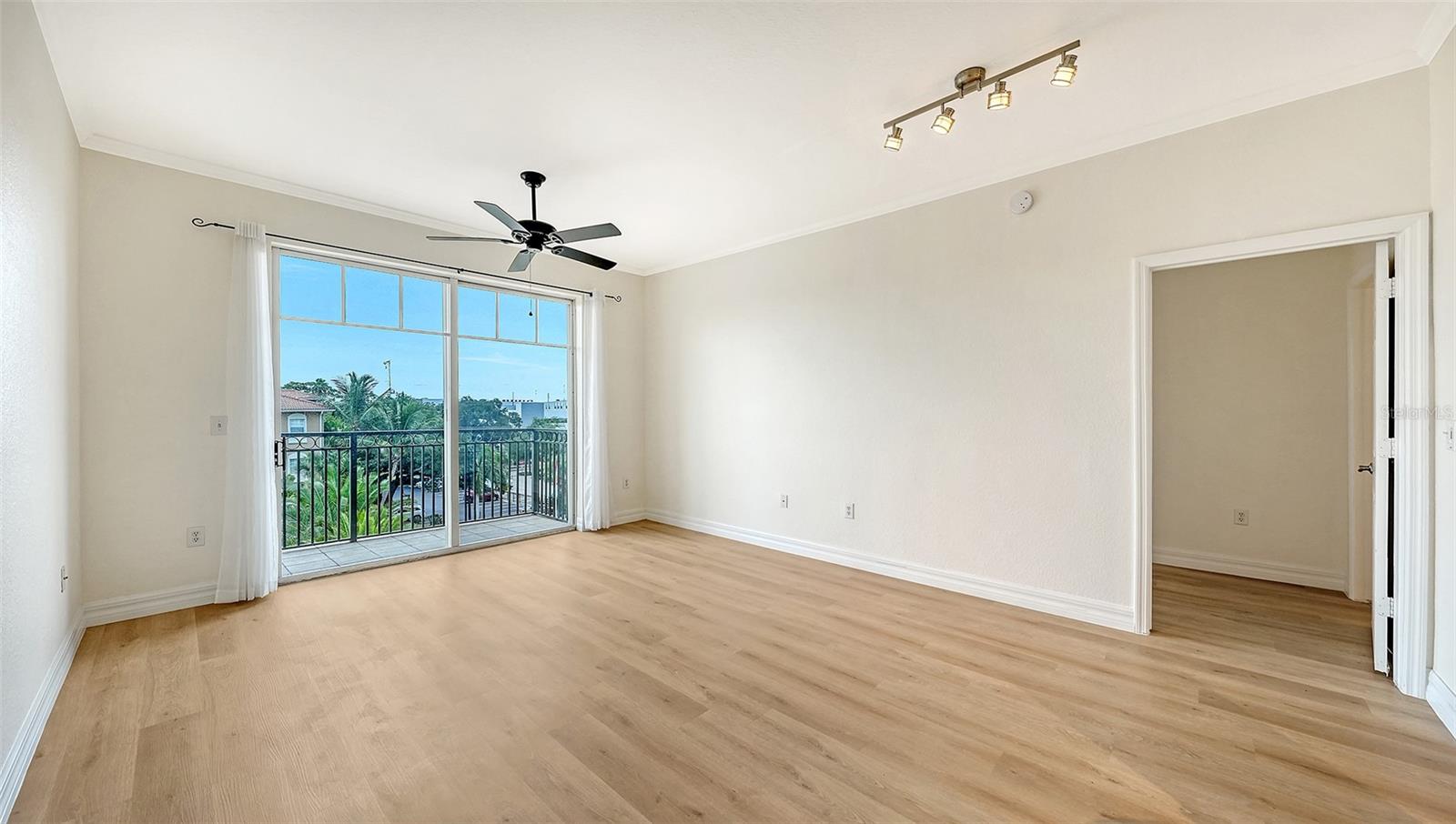 1064 N TAMIAMI TRAIL 1435