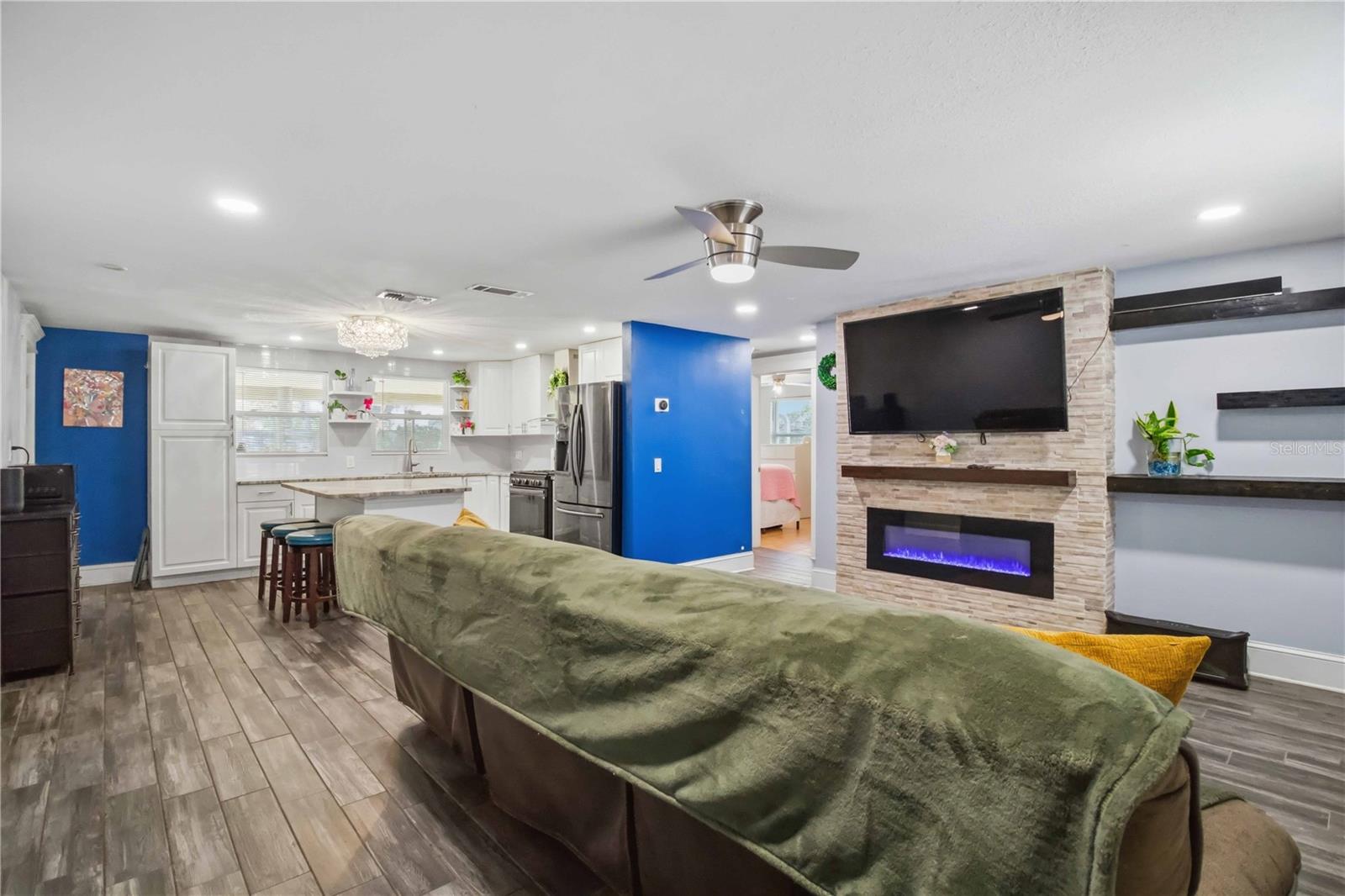 3321; PRIDE PARK AREA MF E OF 9TH ST E - Residential