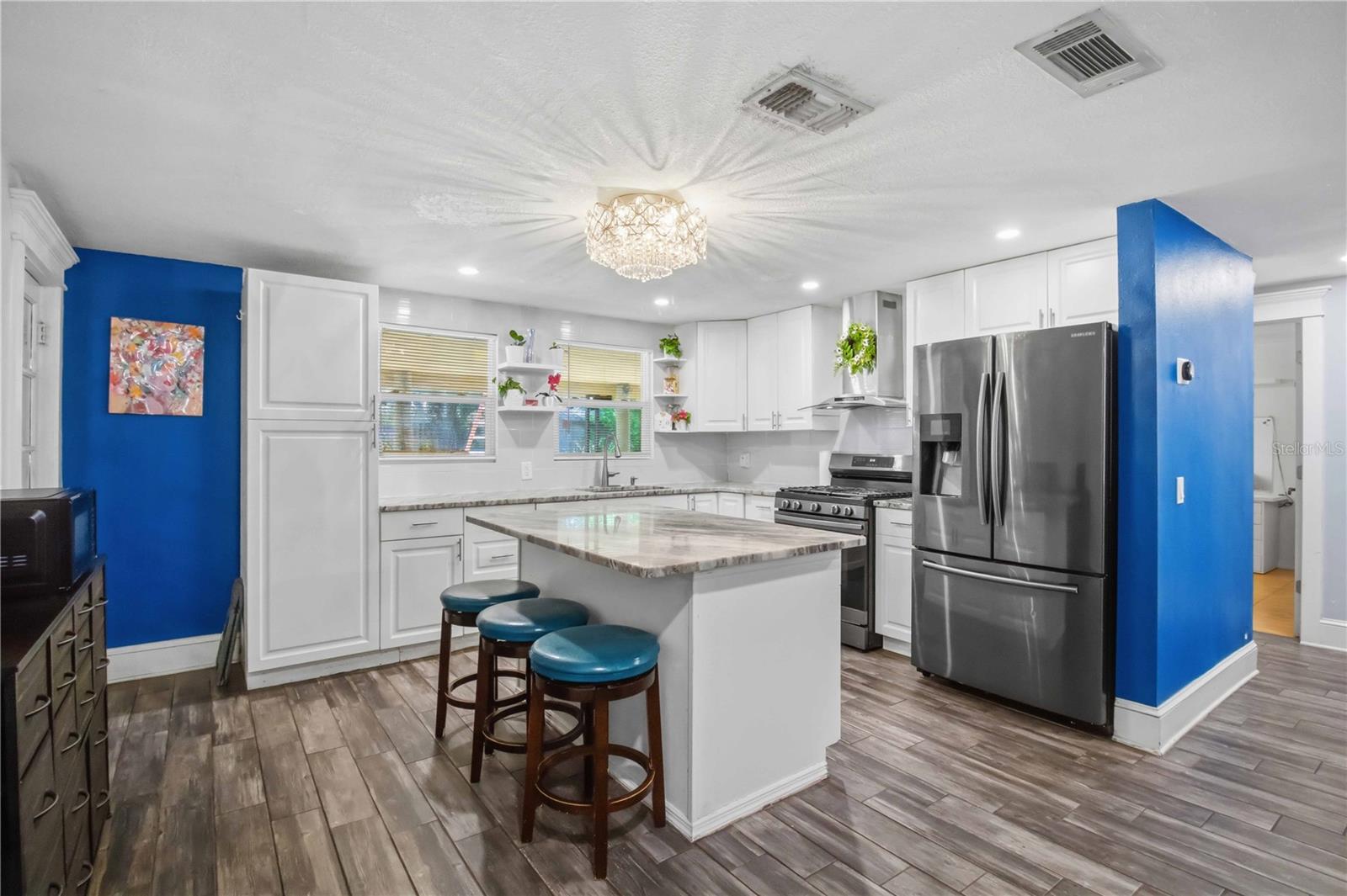 3321; PRIDE PARK AREA MF E OF 9TH ST E - Residential
