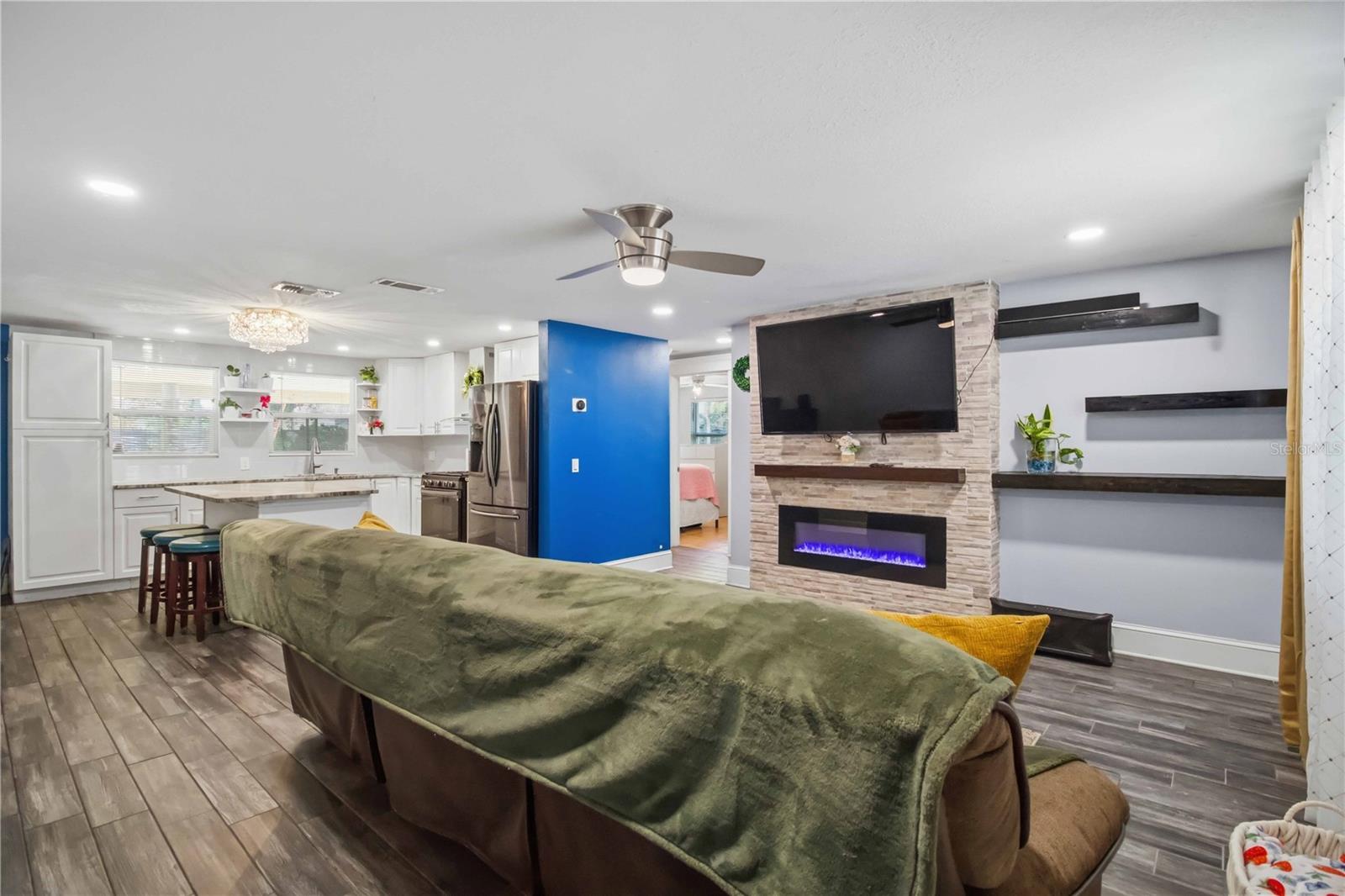 3321; PRIDE PARK AREA MF E OF 9TH ST E - Residential
