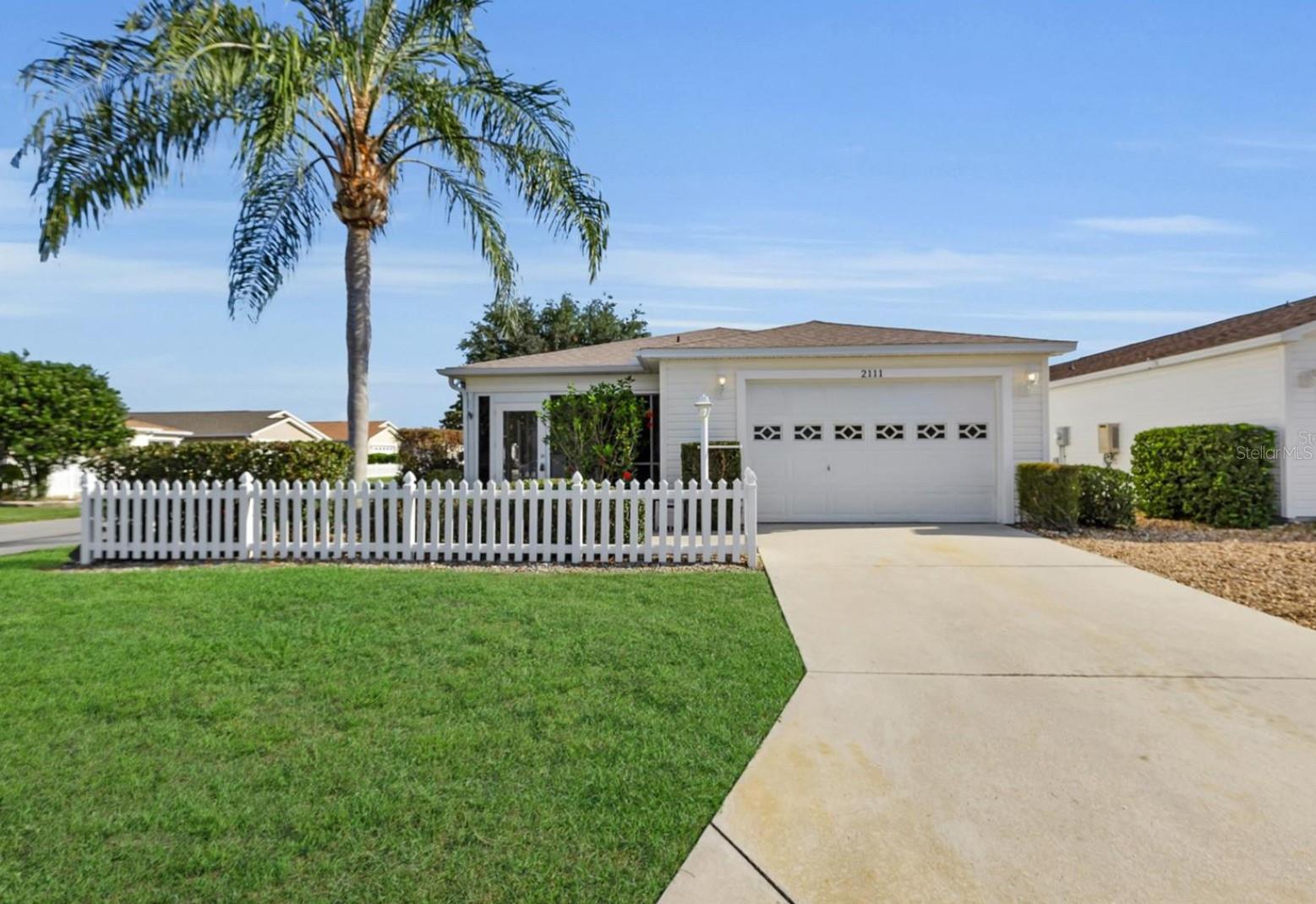 2/2 Patio Villa in the Village of Bonnybrook. Perfect Location! Close proximity to all of the Shopping, Banking, Medical & Restaurants.
LAKE SUMTER LANDING with Live Nightly Entertainment is minutes away. Executive Golf Courses nearby, plus Championship Palmer Legends and Arnold Palmer Country Club.