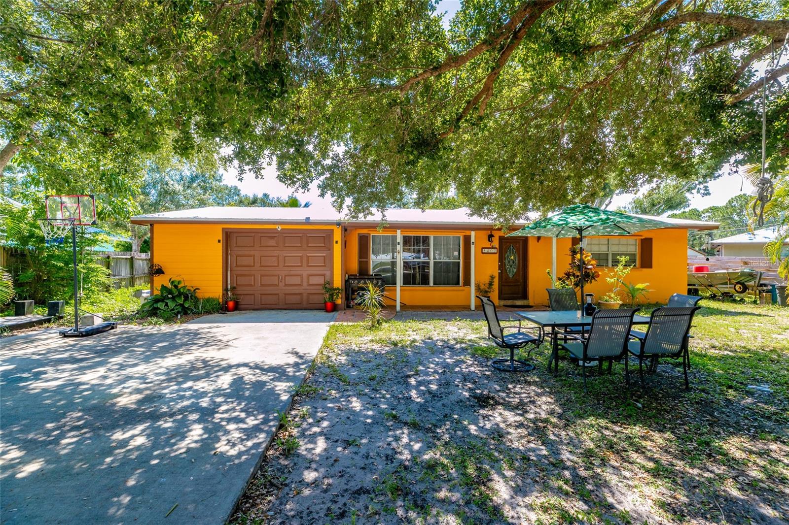 Welcome to this charming concrete-block home featuring 3 bedrooms, 2 bathrooms, and a durable metal roof. 1-car garage and a spacious backyard—perfect for relaxing or entertaining. Whether you're a first-time buyer or looking for an investment, this property offers a great opportunity to create something special. Tons of potential to make it your own! Sizes are subject to error, buyer to verify data.
Close