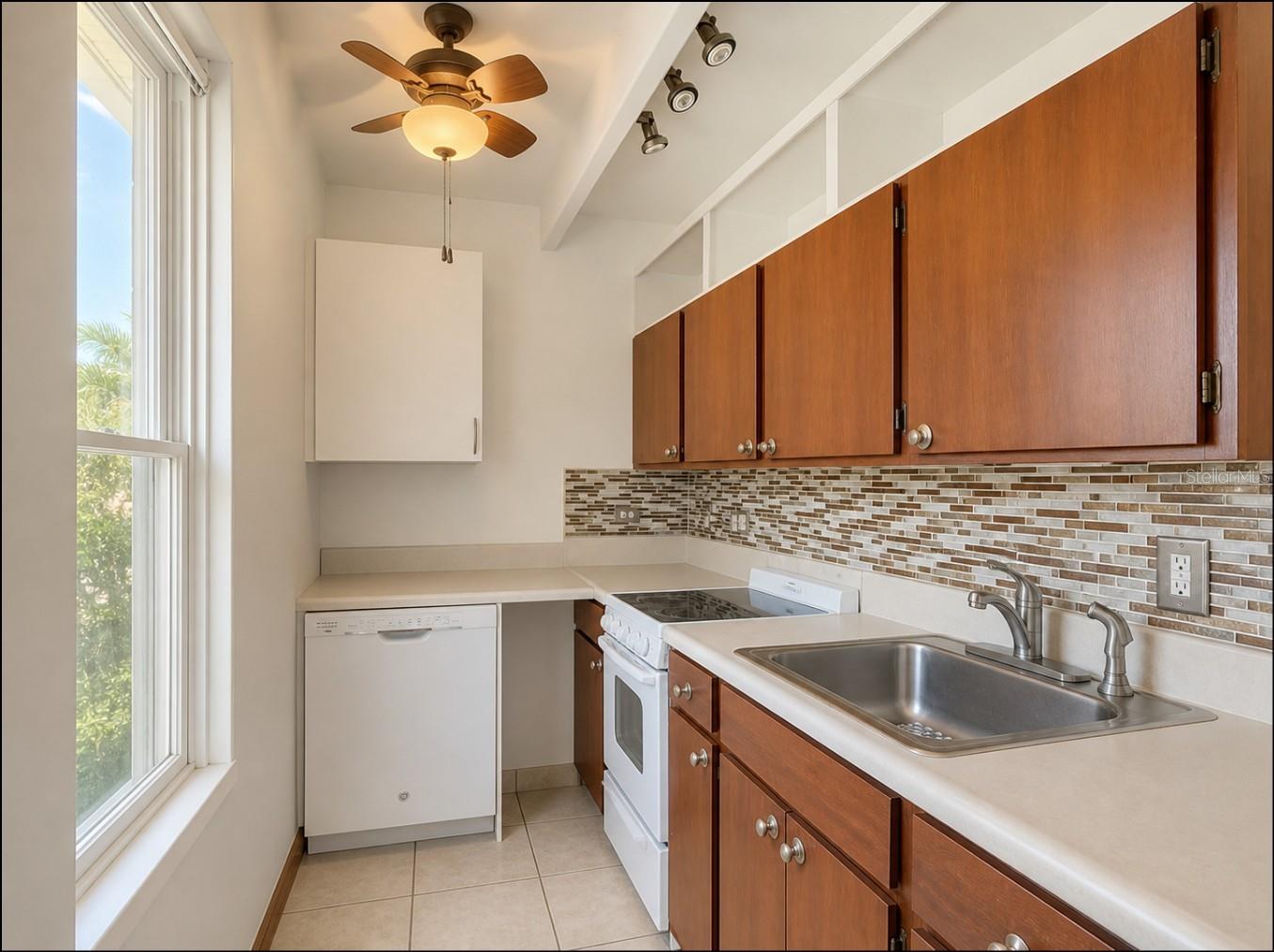 LAKESHORE CLUB - Residential