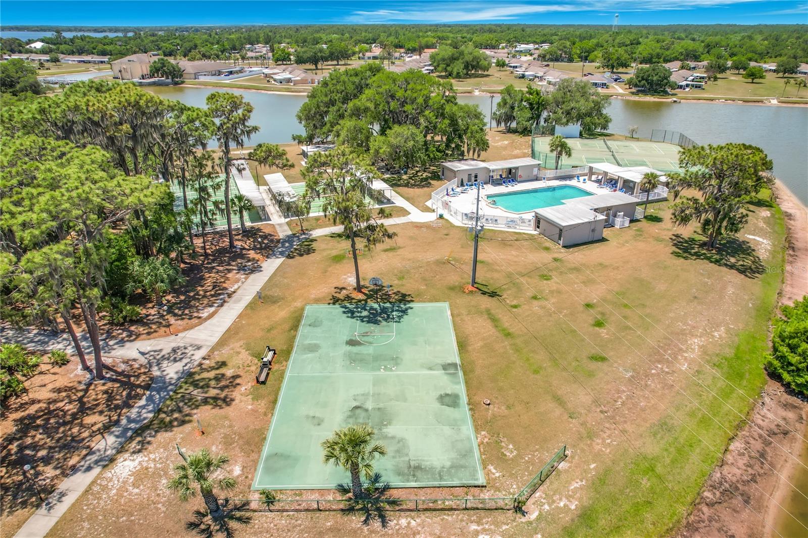 LAKESHORE CLUB - Residential