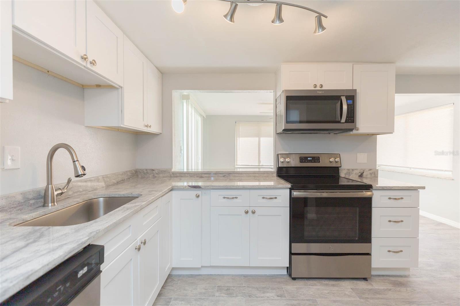 COUNTRY CLUB ESTATES - Residential Lease