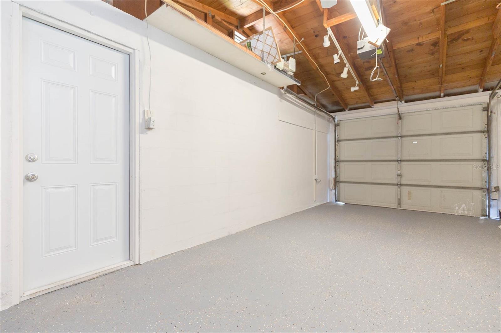 COUNTRY CLUB ESTATES - Residential Lease