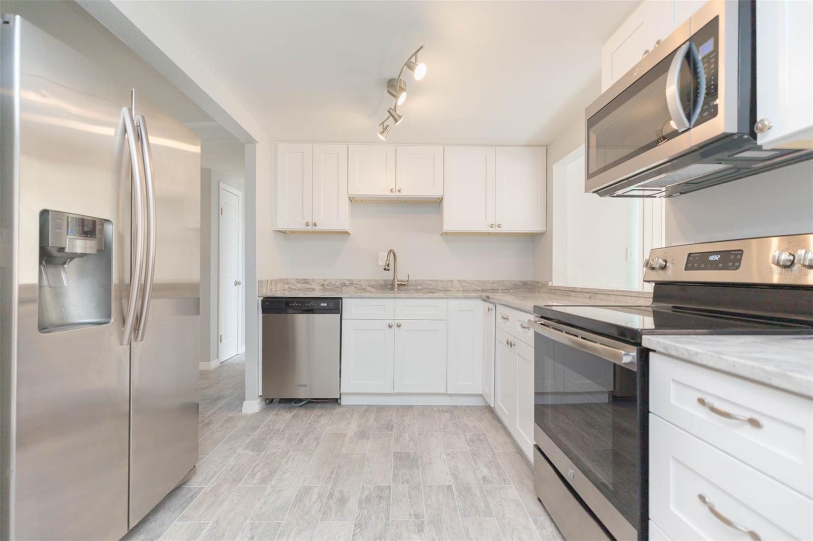 COUNTRY CLUB ESTATES - Residential Lease