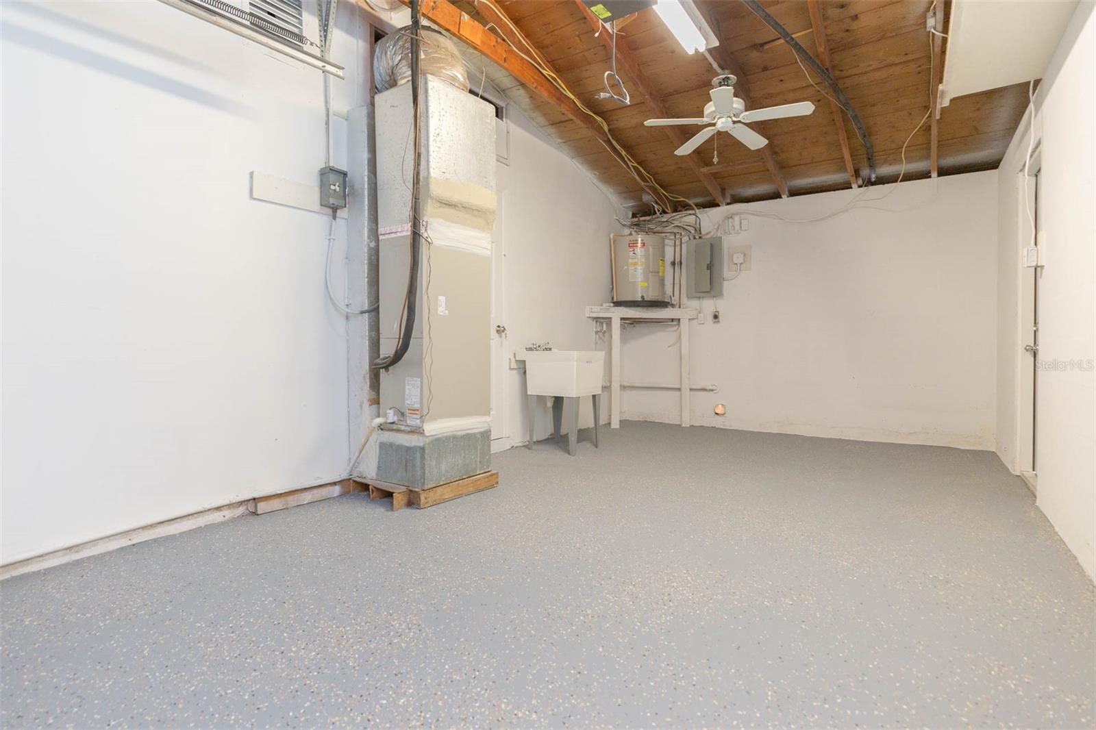 COUNTRY CLUB ESTATES - Residential Lease