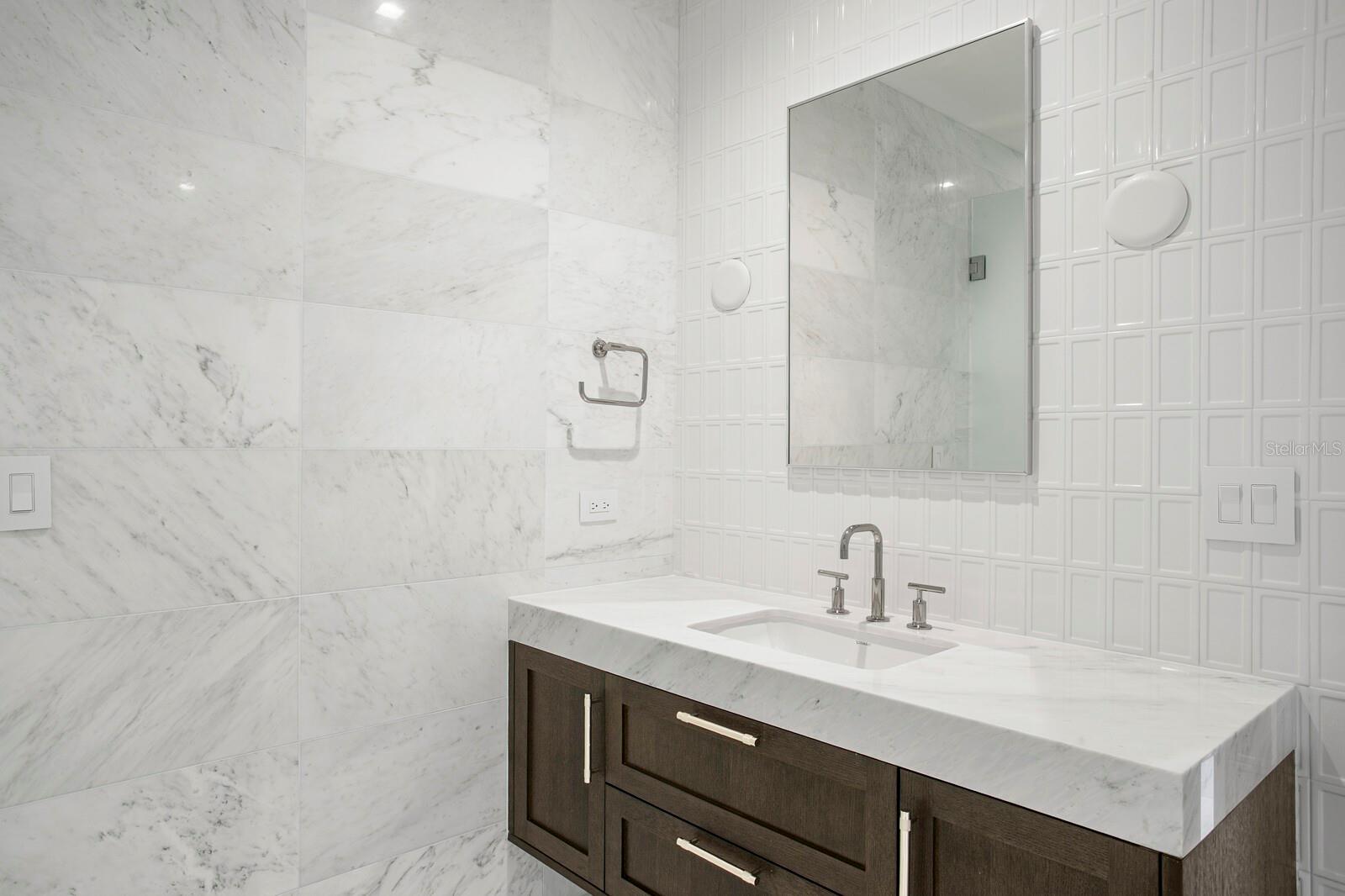 D9U /BAYSHOREYSABELLA CONDOMINIUM - Residential