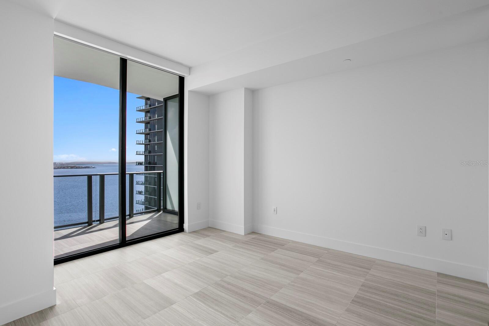 D9U /BAYSHOREYSABELLA CONDOMINIUM - Residential