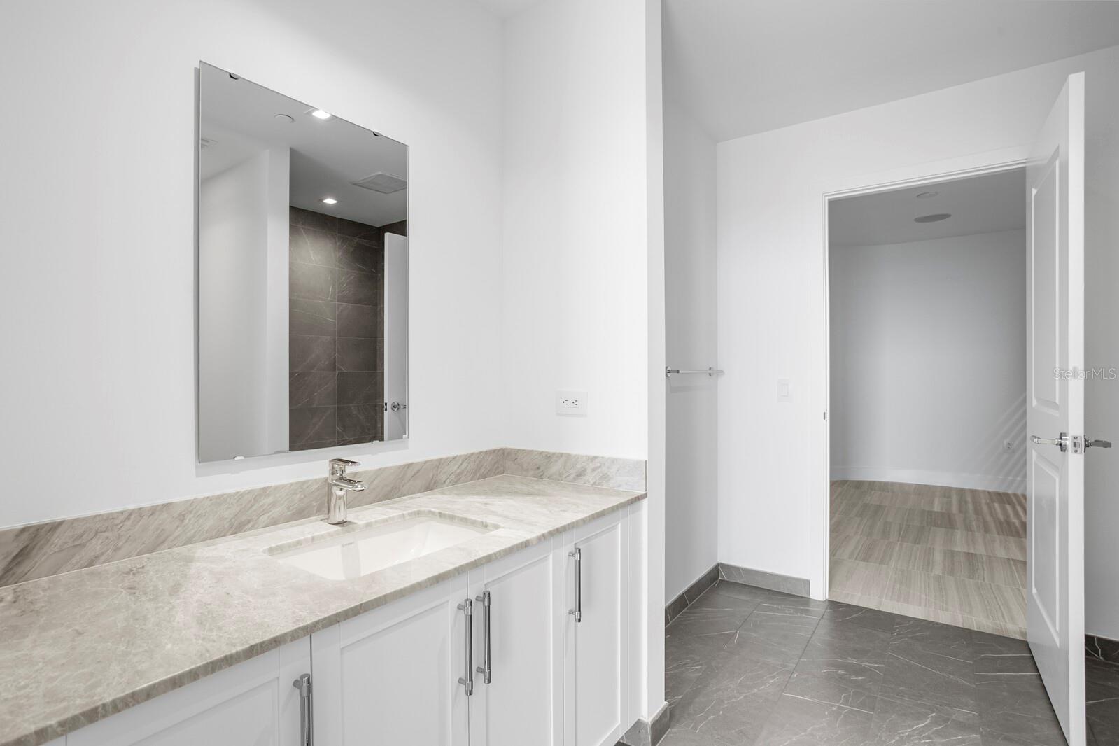 D9U /BAYSHOREYSABELLA CONDOMINIUM - Residential