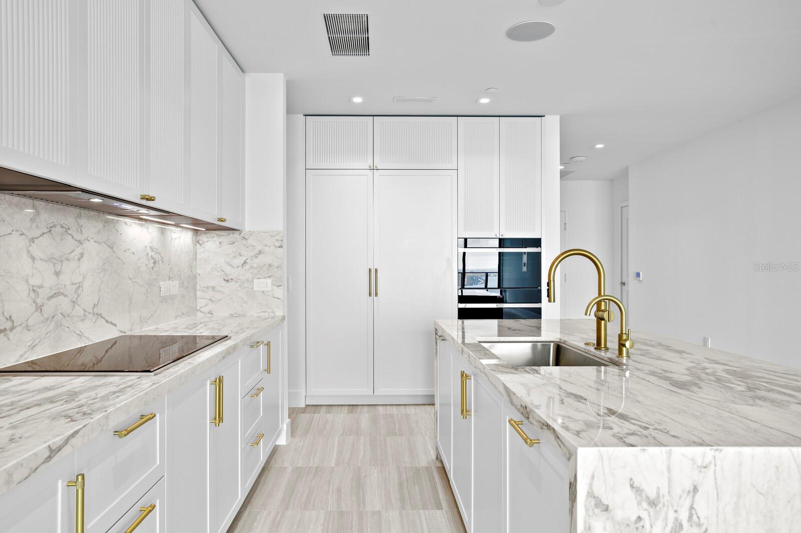 D9U /BAYSHOREYSABELLA CONDOMINIUM - Residential