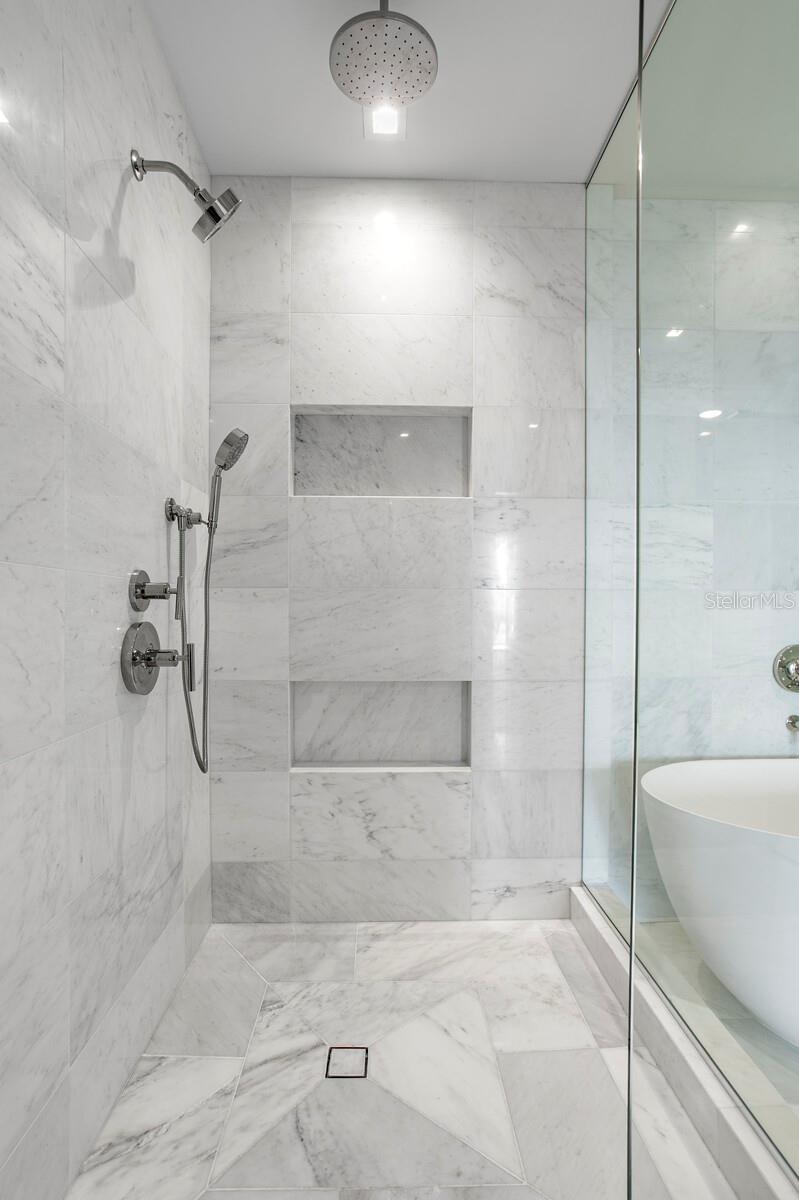 D9U /BAYSHOREYSABELLA CONDOMINIUM - Residential