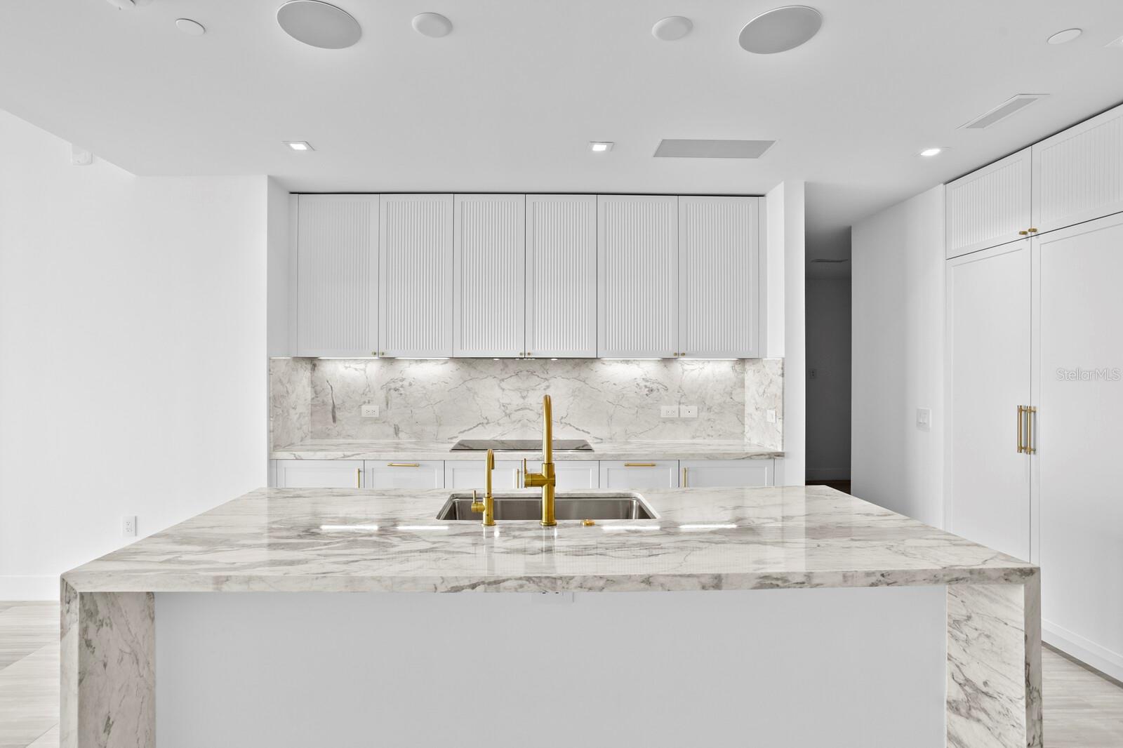 D9U /BAYSHOREYSABELLA CONDOMINIUM - Residential