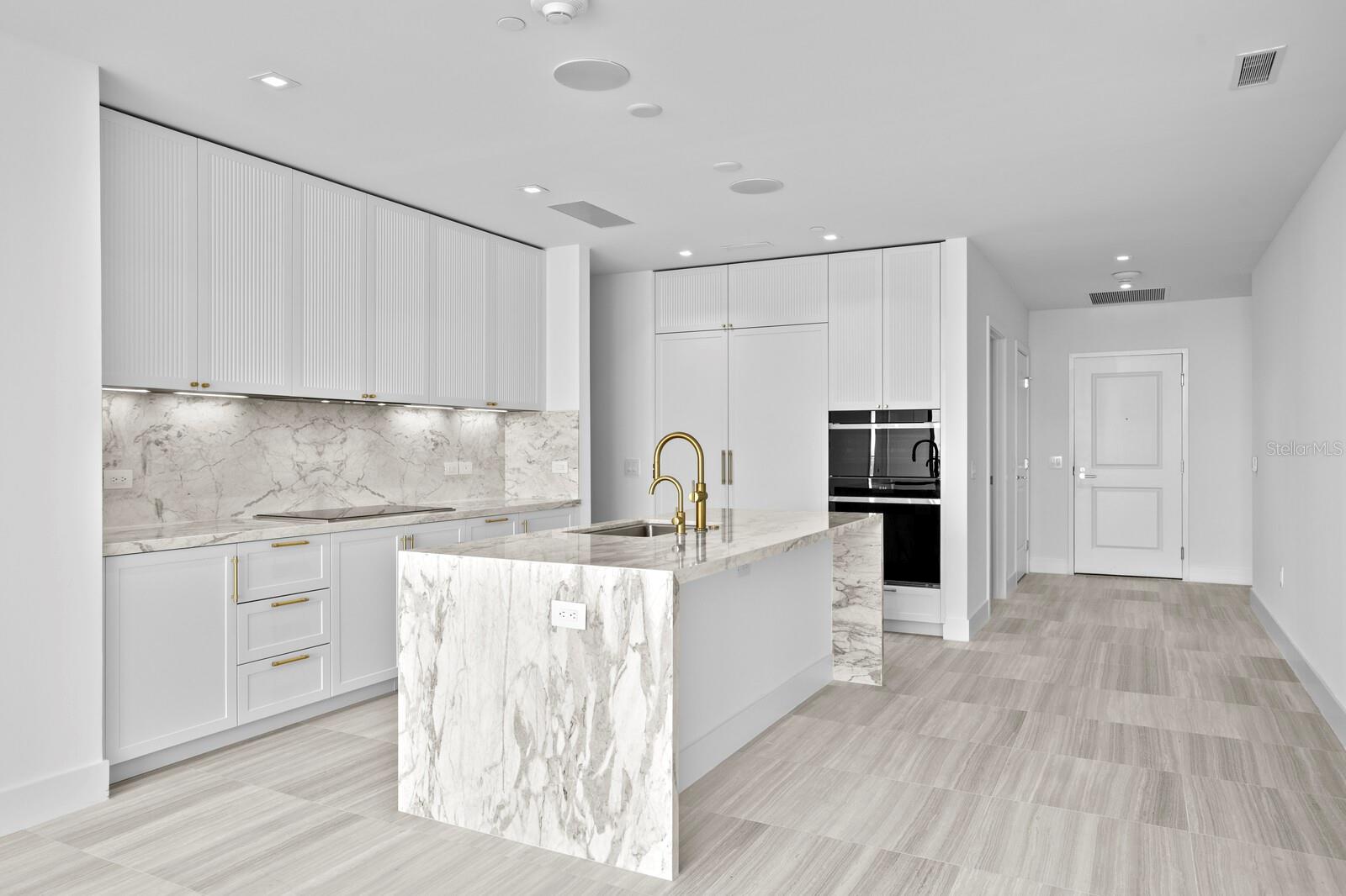 D9U /BAYSHOREYSABELLA CONDOMINIUM - Residential