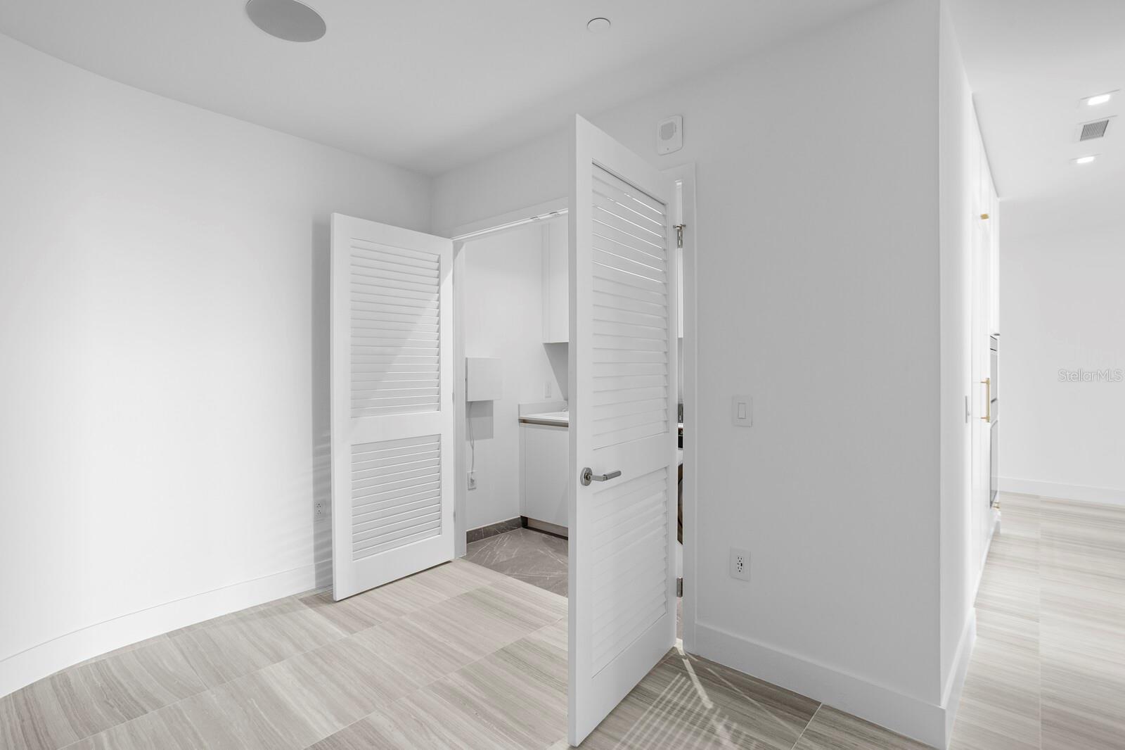 D9U /BAYSHOREYSABELLA CONDOMINIUM - Residential