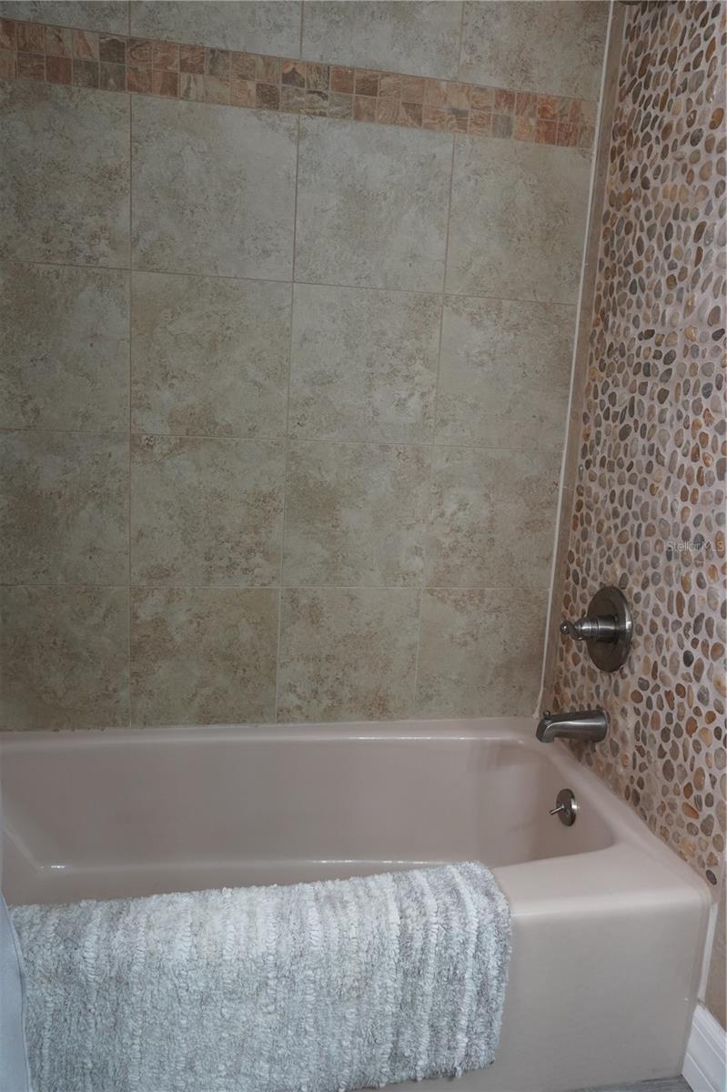 APOLLO BEACH UNIT 08 A RESUBDI - Residential