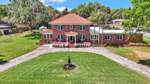 Photo of 405 Lakeshore Drive, Leesburg, FL 34748 (MLS # OM721071)