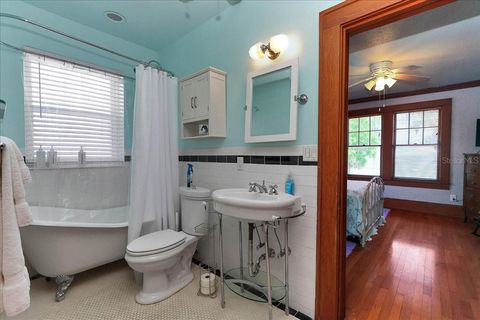 Tiny photo for 405 Lakeshore Drive, Leesburg, FL 34748 (MLS # OM721071)