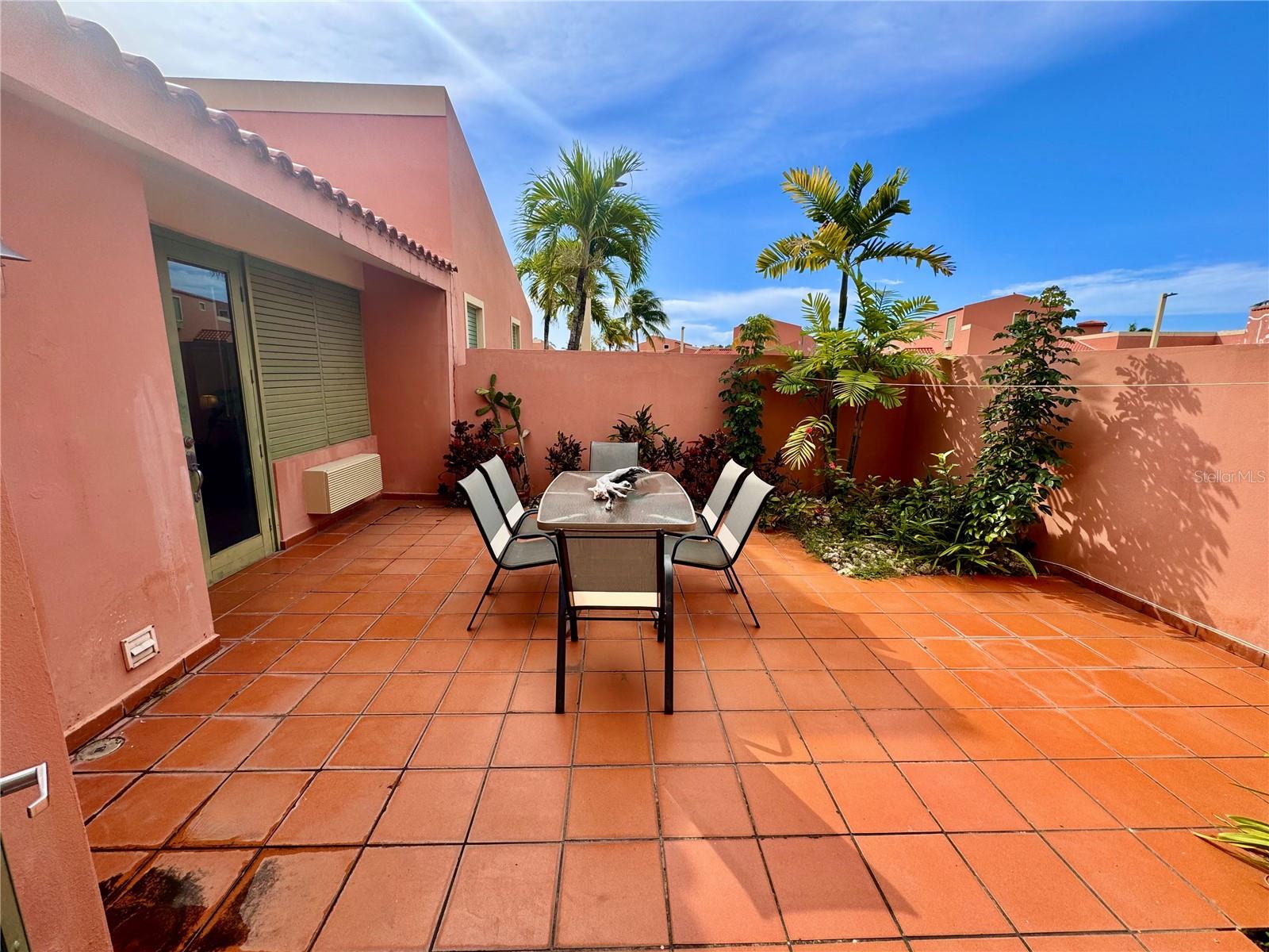 LAS VILLAS EN PALMAS I - Residential Lease