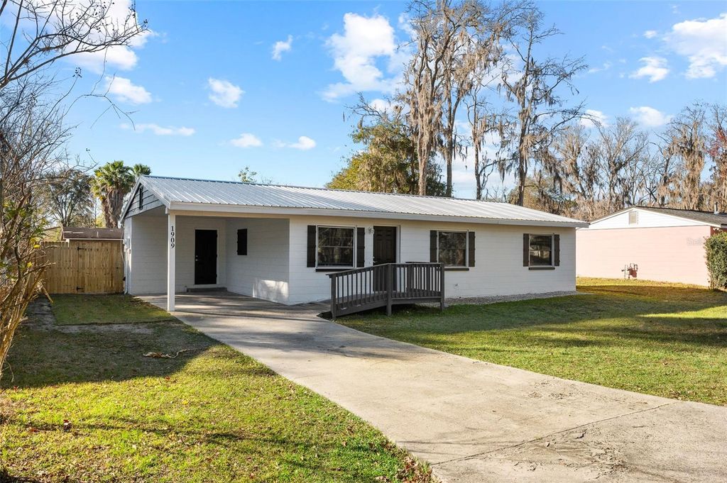 Photo of 1909 SE 14th Avenue, Gainesville, FL 32641 (MLS # GC536590)