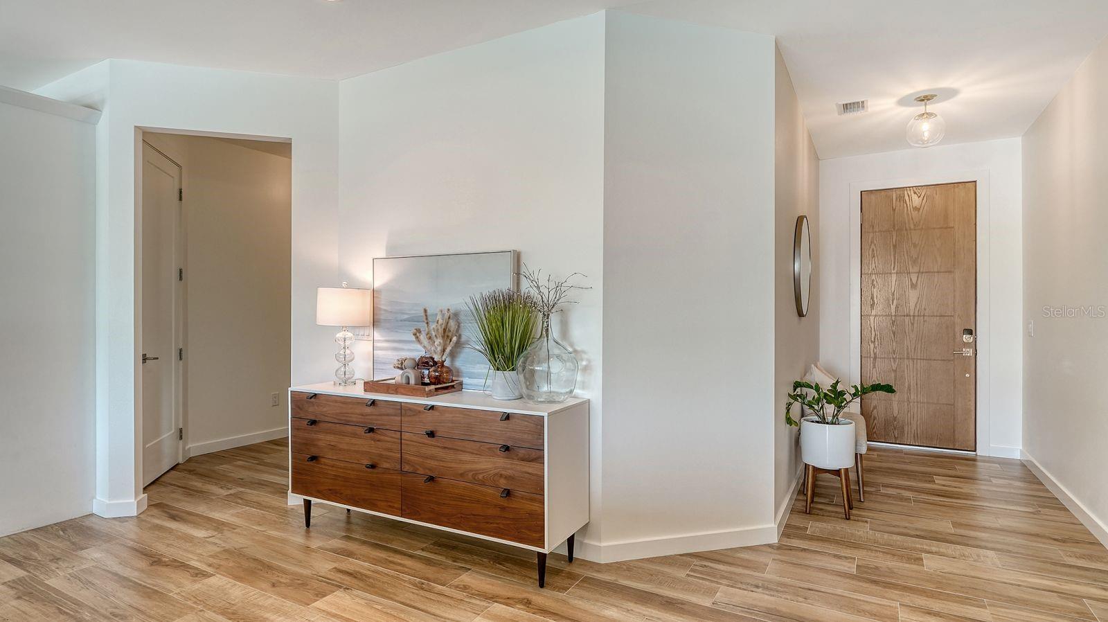 6136 HOLLYWOOD BOULEVARD