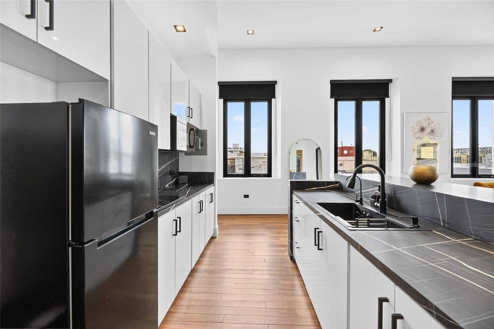 6951 REINA ISABEL STE. 101 3A