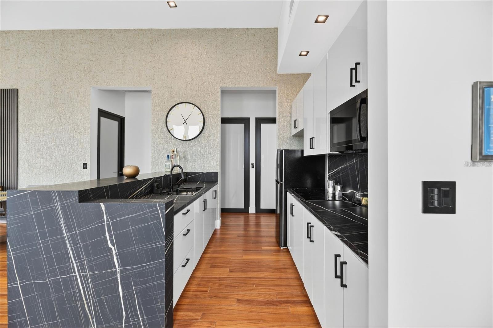 6951 REINA ISABEL STE. 101 3A