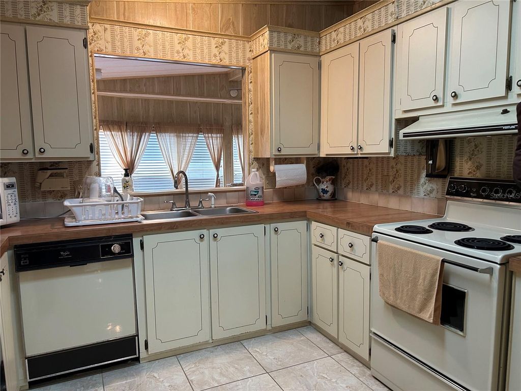 Photo of 244 Menlo Park Avenue, Davenport, FL 33897 (MLS # O6324363)