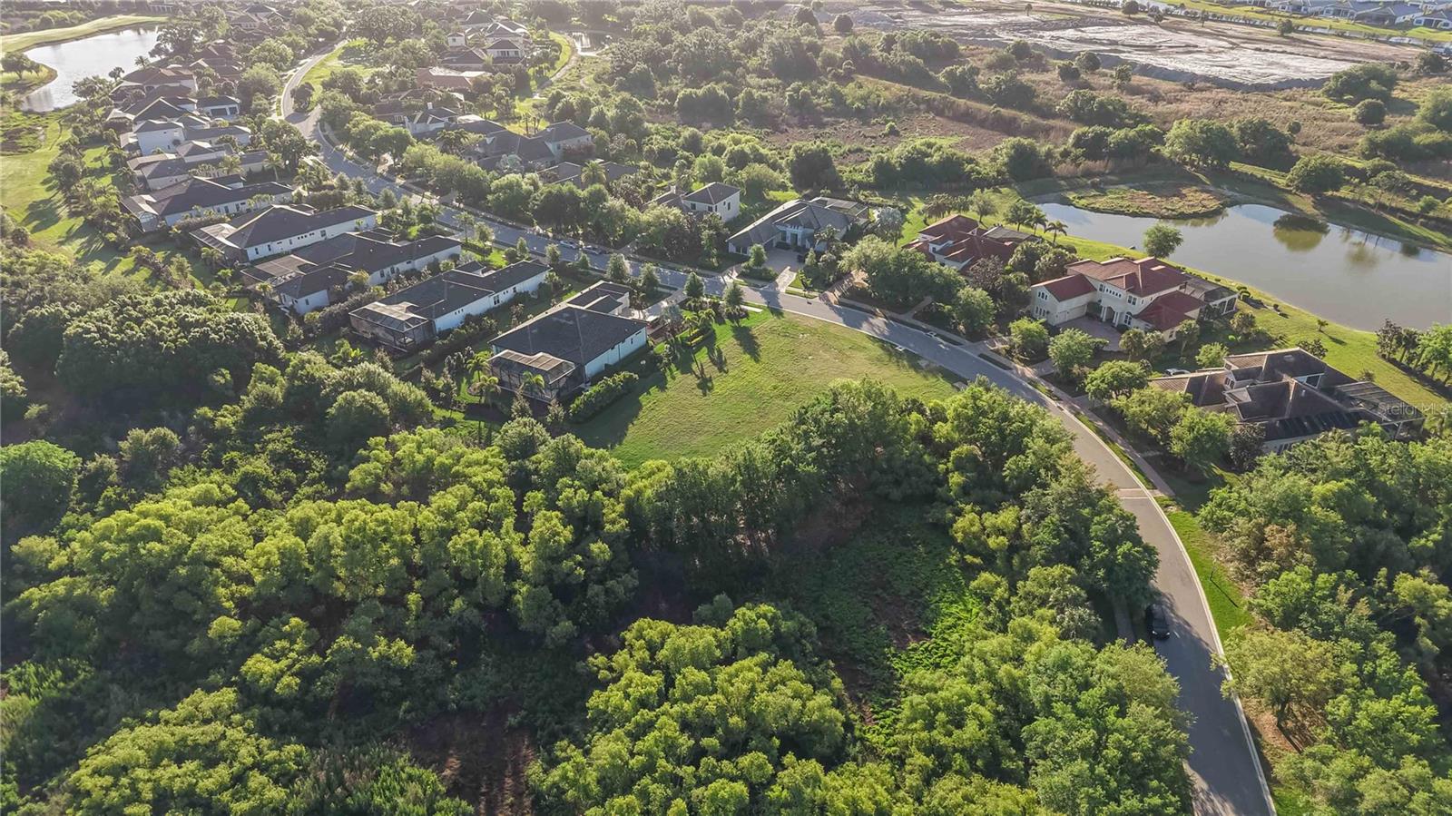 FOUNDERS CLUB - Residential