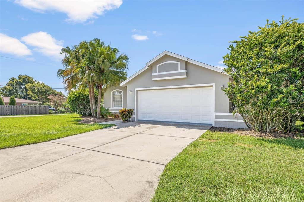 Photo of 404 Emerald Cove Loop, Lakeland, FL 33813 (MLS # L4964202)