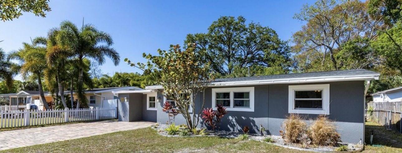 FOR RENT – 4717 W Leila Ave, Tampa, FL 33611
Welcome home to this beautifully updated rental in the heart of South Tampa! ?
? Spacious Layout – Open concept living with plenty of natural light.
? Updated Kitchen – Modern cabinets, stainless steel appliances, and lots of counter space.
? Large Bedrooms – Comfortable rooms with ample closet space.
? Private Yard – Perfect for relaxing, entertaining, or enjoying Florida sunshine.
? Prime Location – Minutes from Bayshore Blvd, MacDill AFB, Downtown Tampa, Hyde Park, dining, shopping, and beaches.
? Move-In Ready – Freshly updated and waiting for you to make it home!
?? This rental is ideal for anyone wanting to enjoy the South Tampa lifestyle with quick access to major highways, top-rated schools, and vibrant city life.