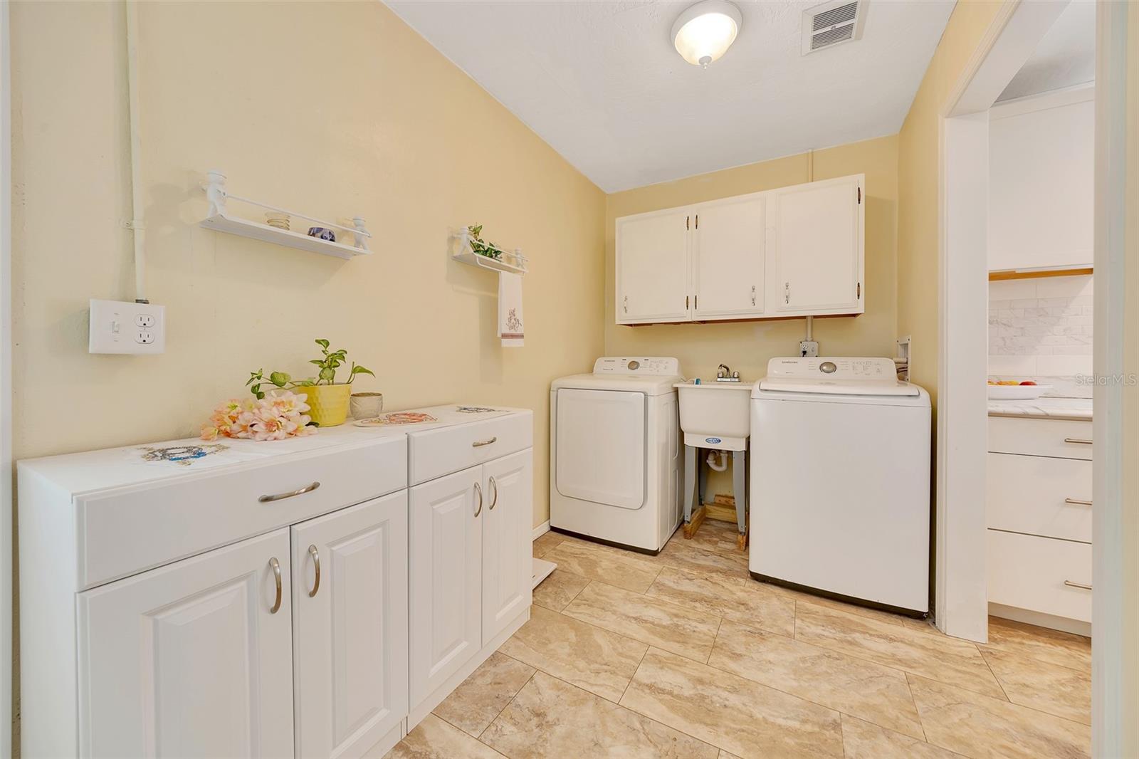 BEVERLY HILLS UNIT 04 - Residential