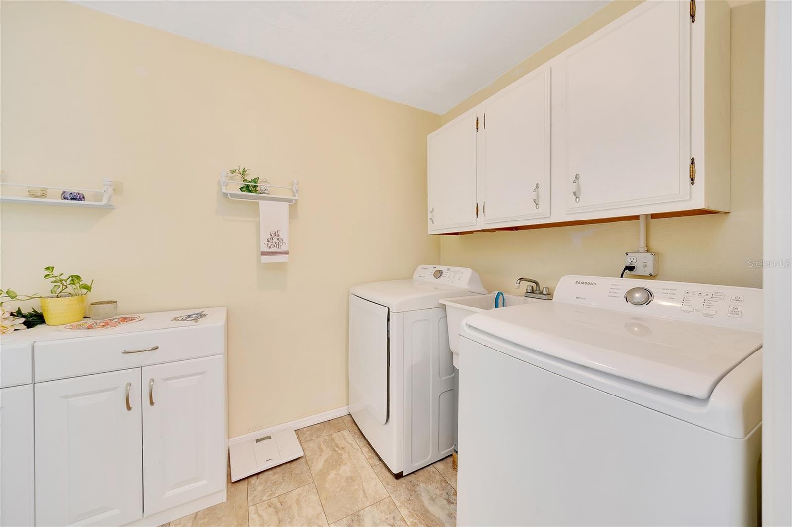 BEVERLY HILLS UNIT 04 - Residential