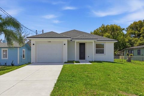 Photo of 1305 E Parker Street, Lakeland, FL 33805 (MLS # TB8424387)