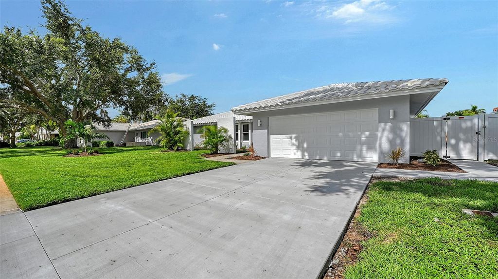 Photo of 2852 Captiva Drive, Sarasota, FL 34231 (MLS # A4661671)