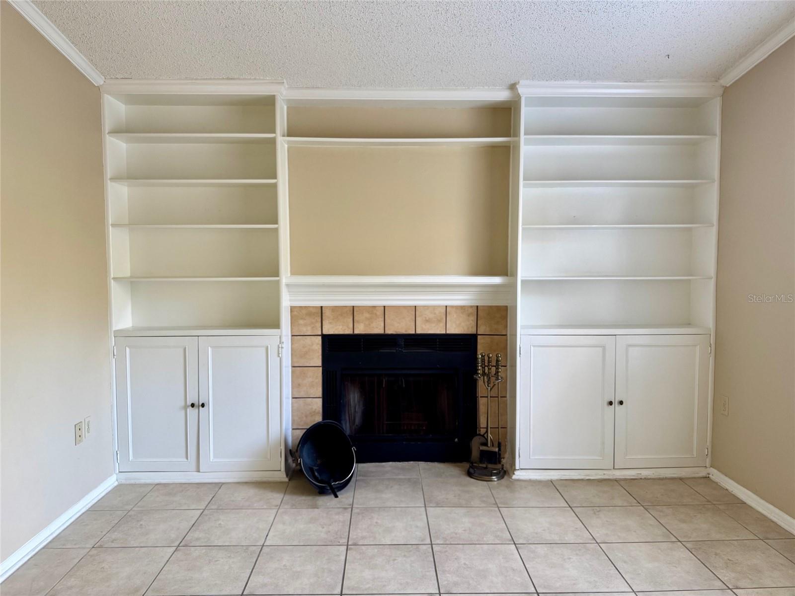 THE OAKS UNIT VI A CONDO - Residential Lease