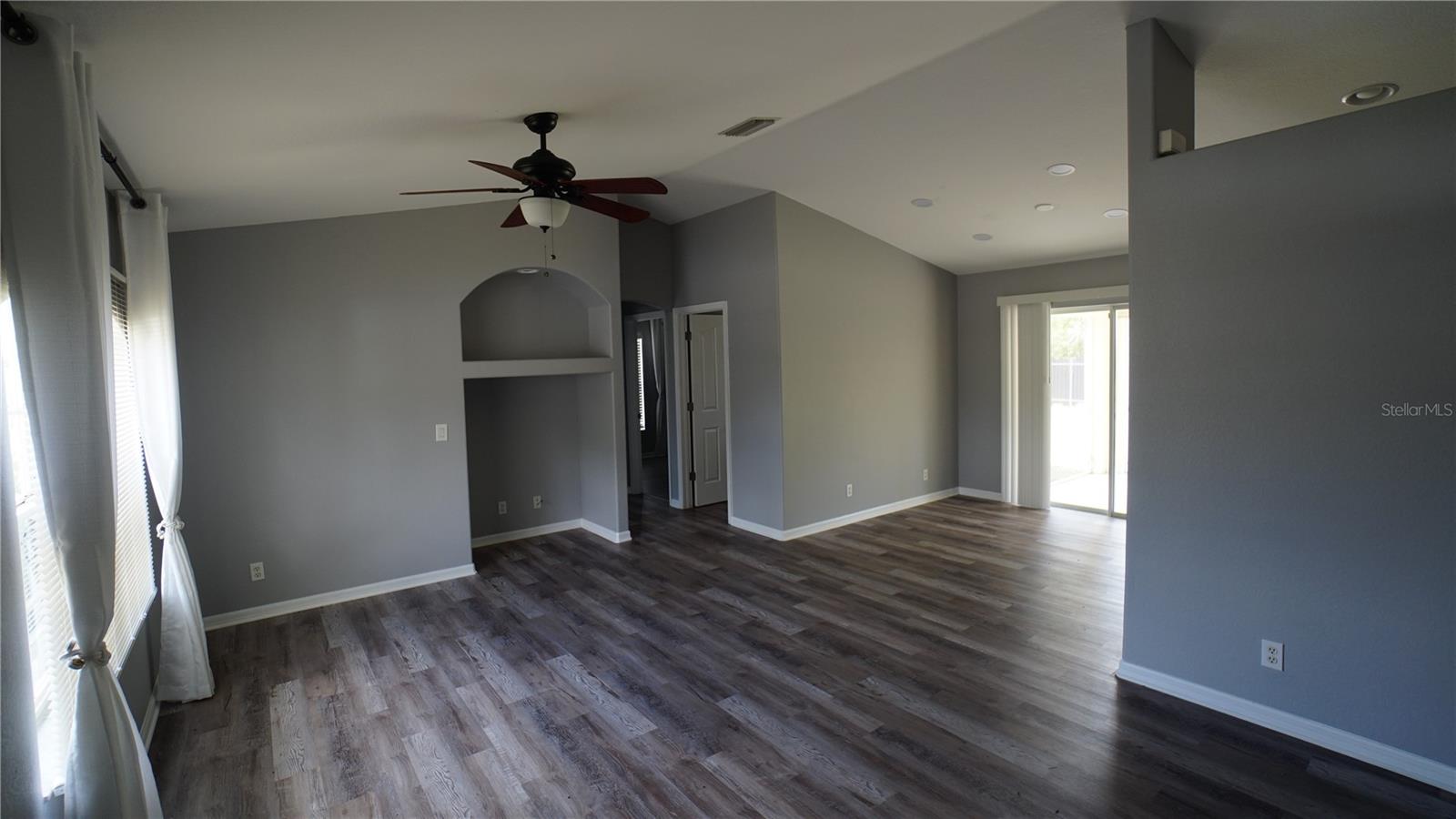 2405 MISTLETO LANE
