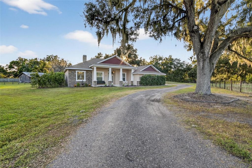 Photo of 4717 Sleepy Hollow Ln, Plant City, FL 33565 (MLS # TB8448100)